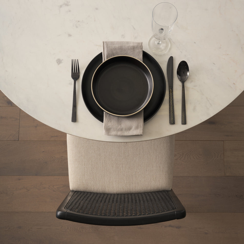Chaise de salle à manger avec accoudoirs et dossier en rotin Clara