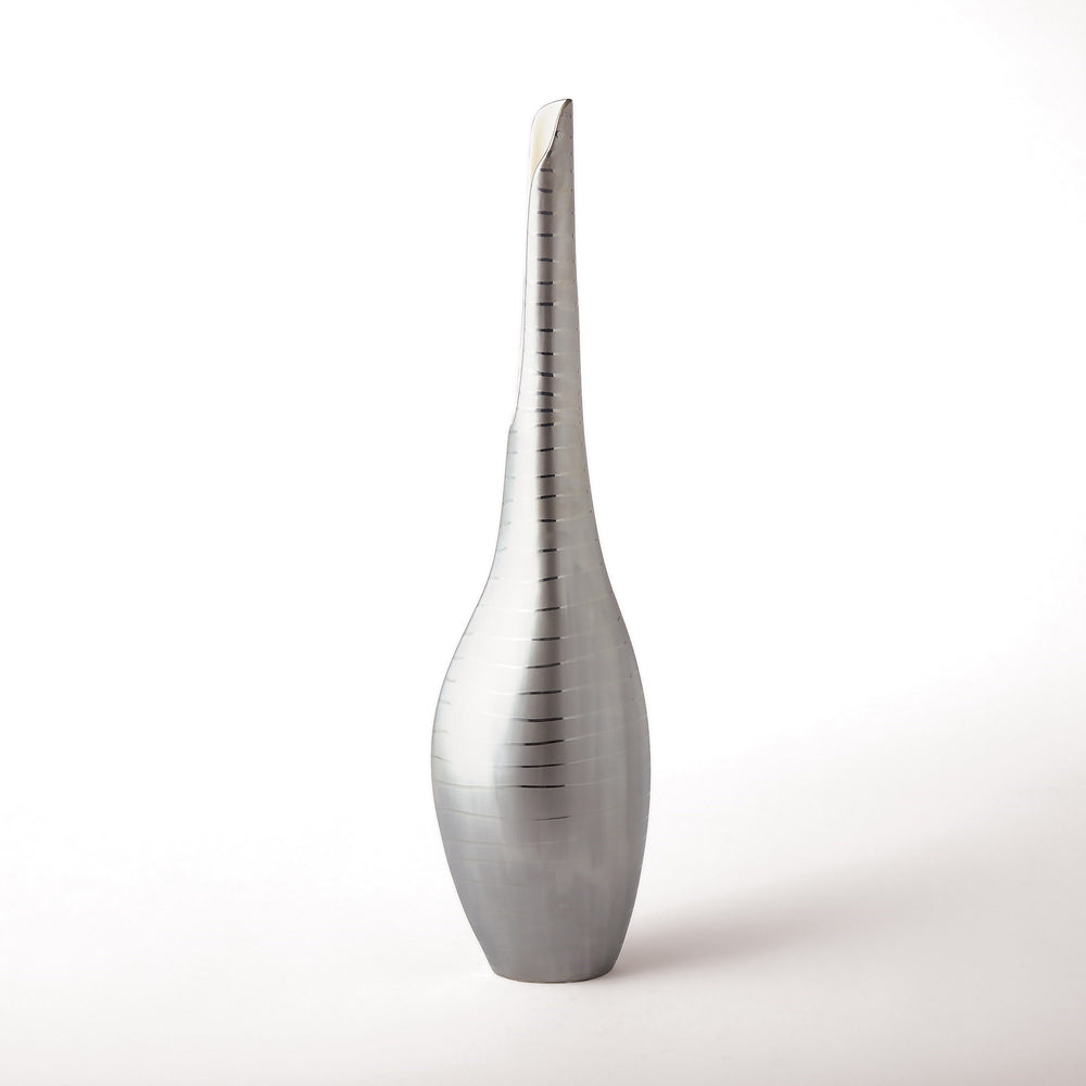 Vases et bol à rayures en platine