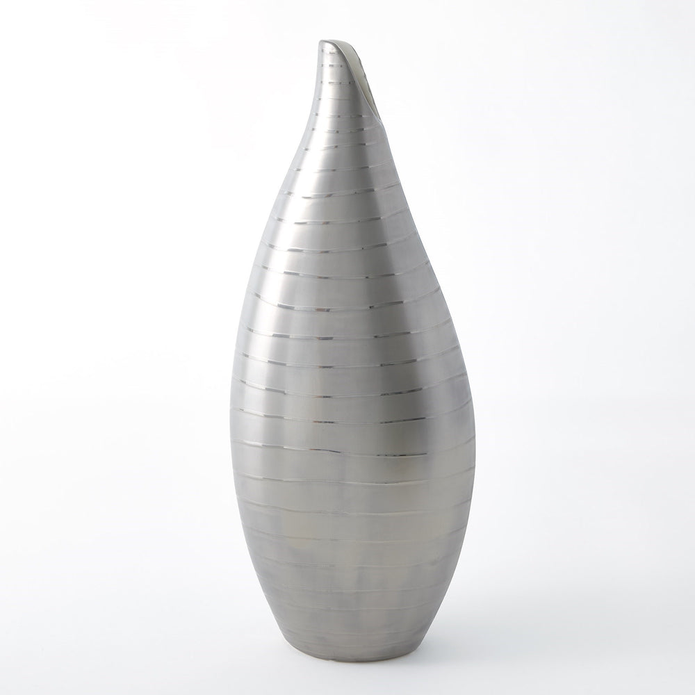 Vases et bol à rayures en platine