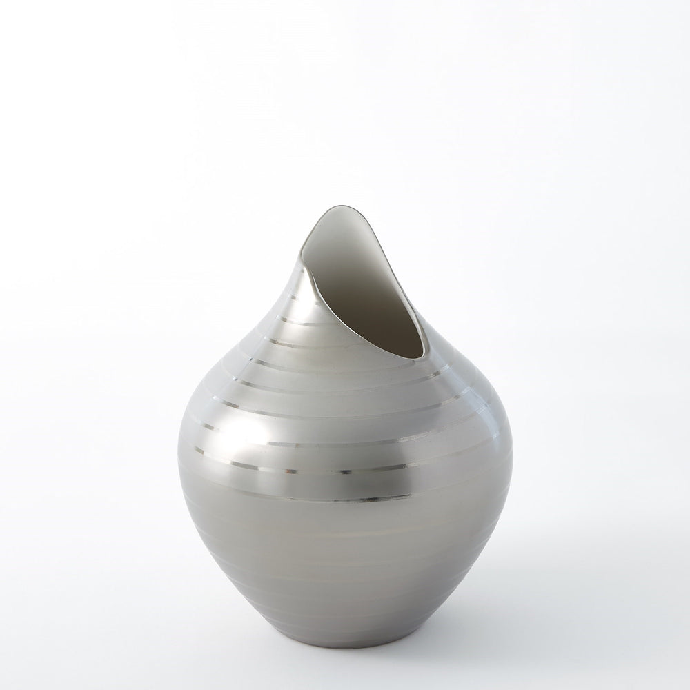 Vases et bol à rayures en platine