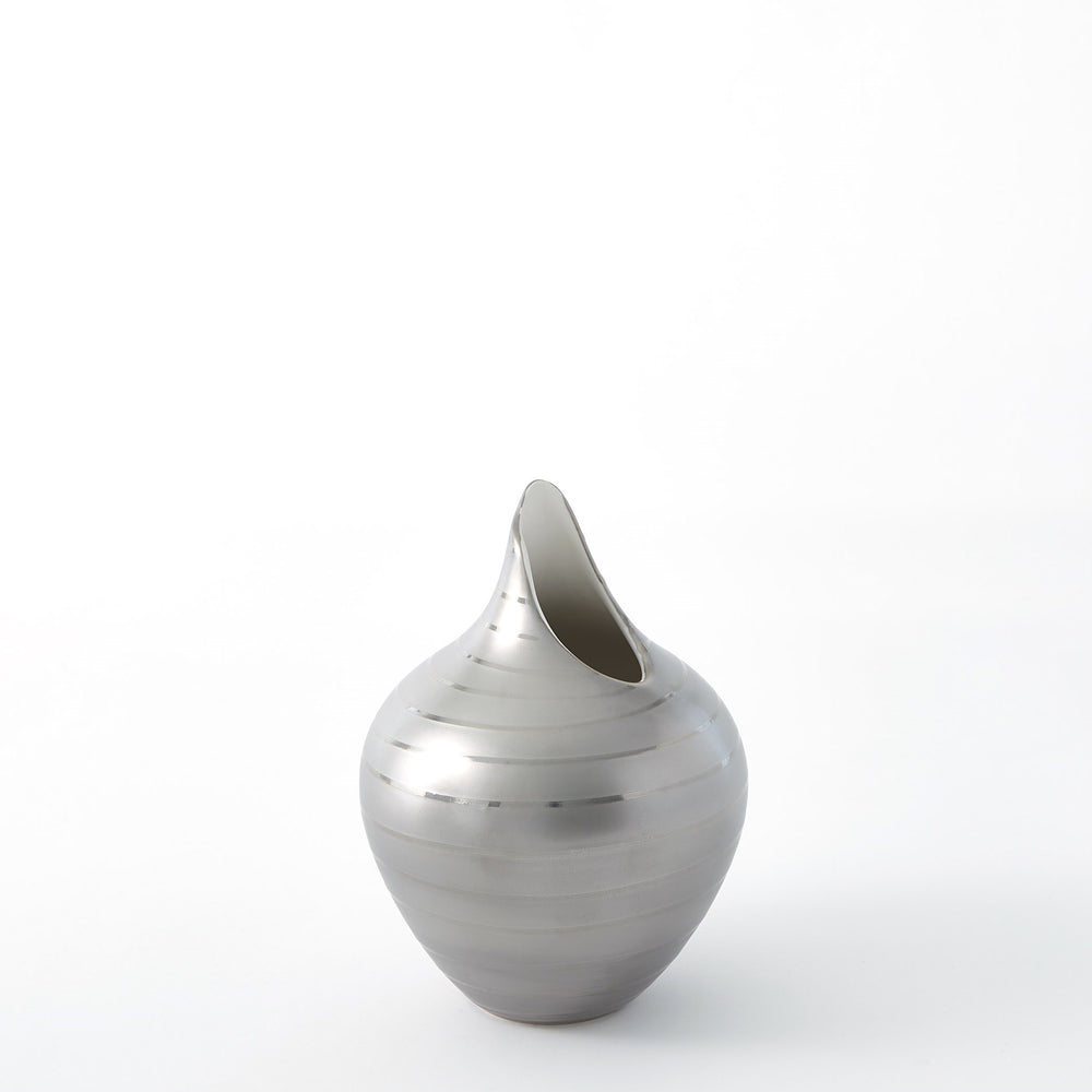 Vases et bol à rayures en platine