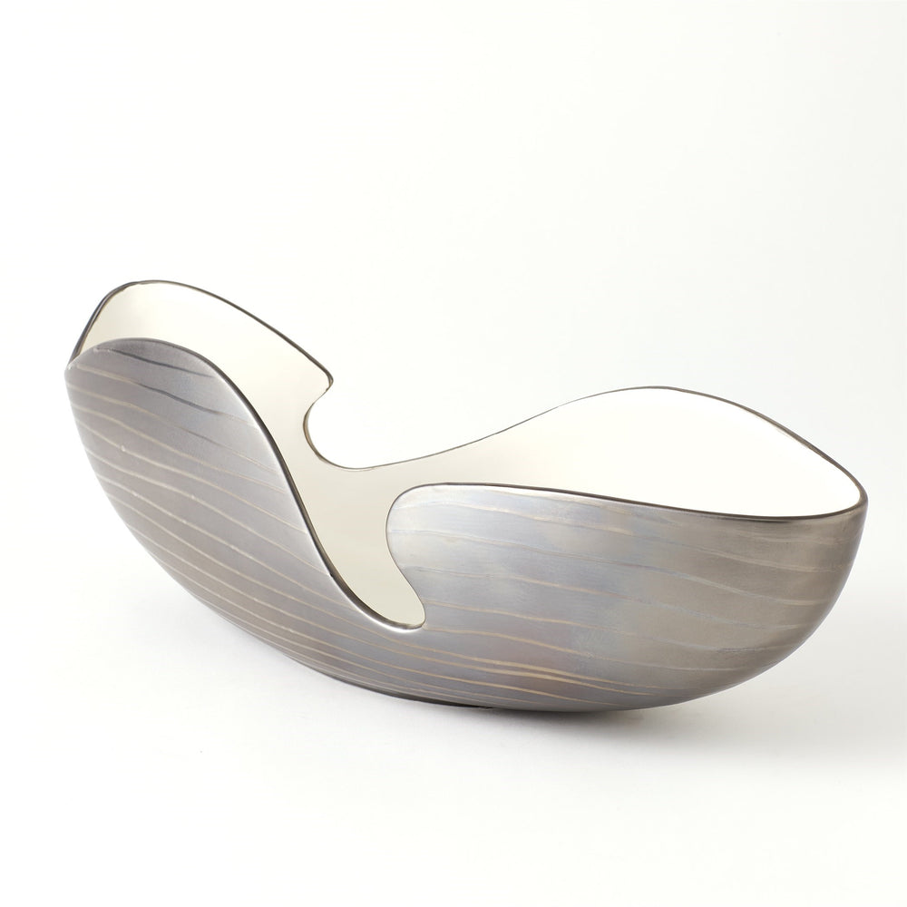 Vases et bol à rayures en platine