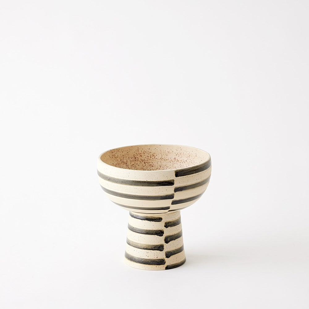 Bol et vases à pied de la prison