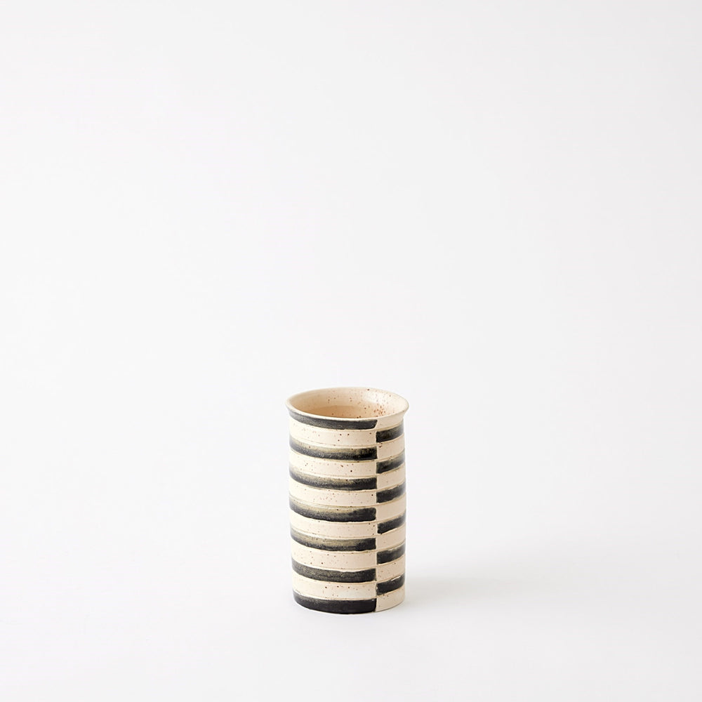 Bol et vases à pied de la prison