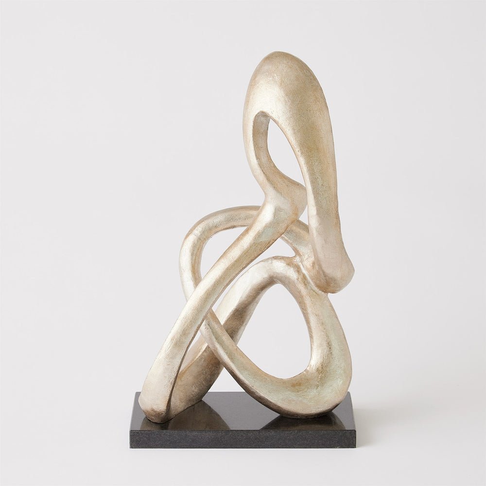 Sculpture en boucle assise