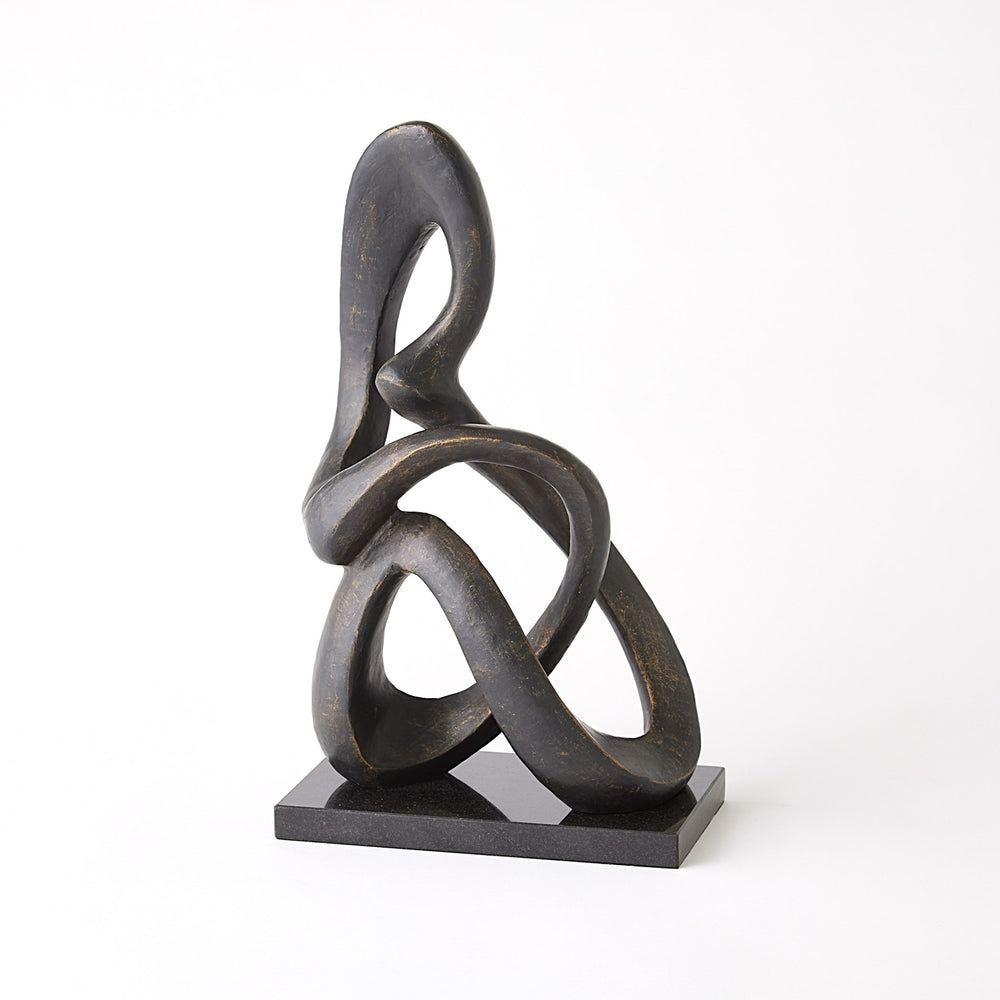 Sculpture en boucle assise