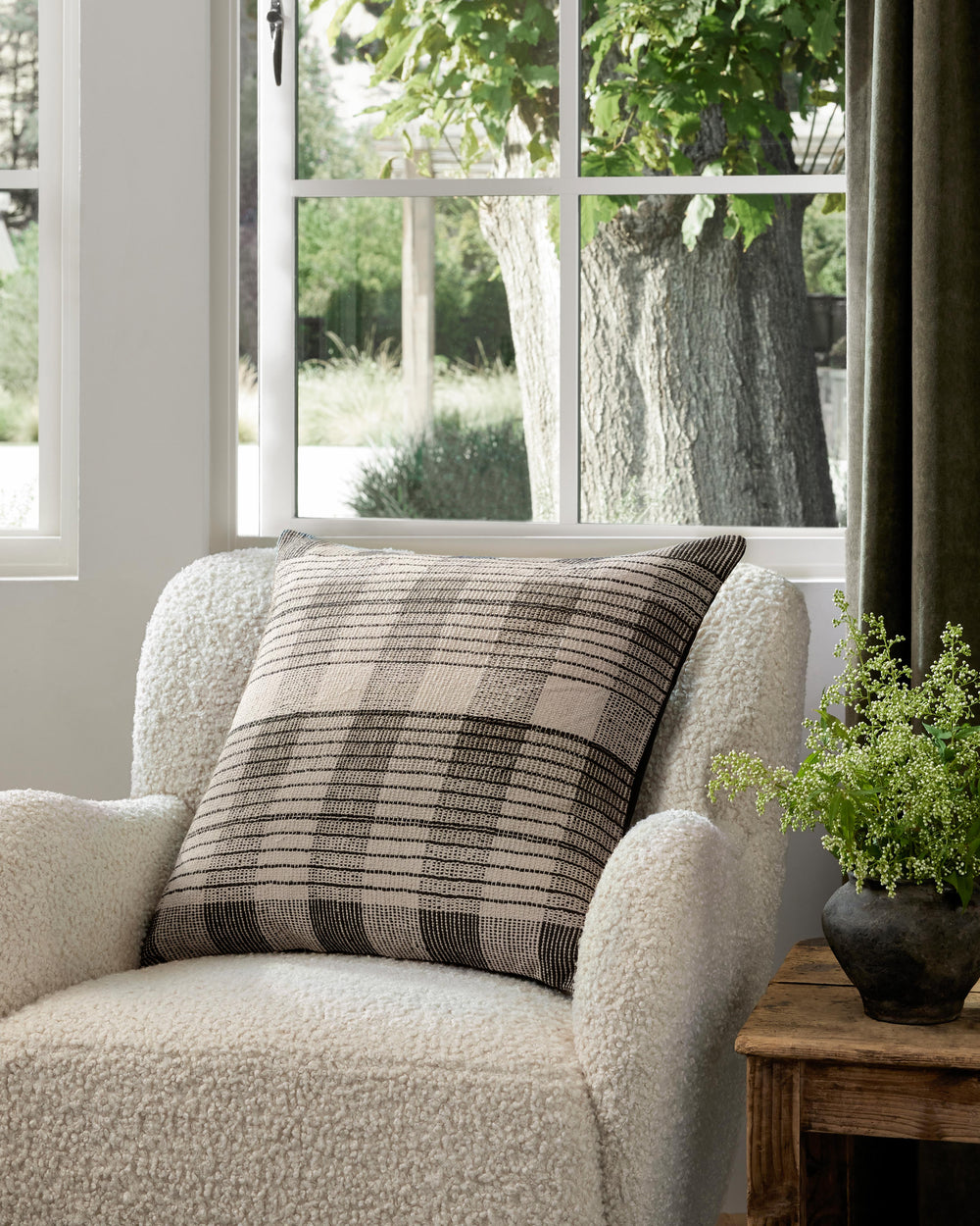 Ivory / Black Pillow (PAL0009)
