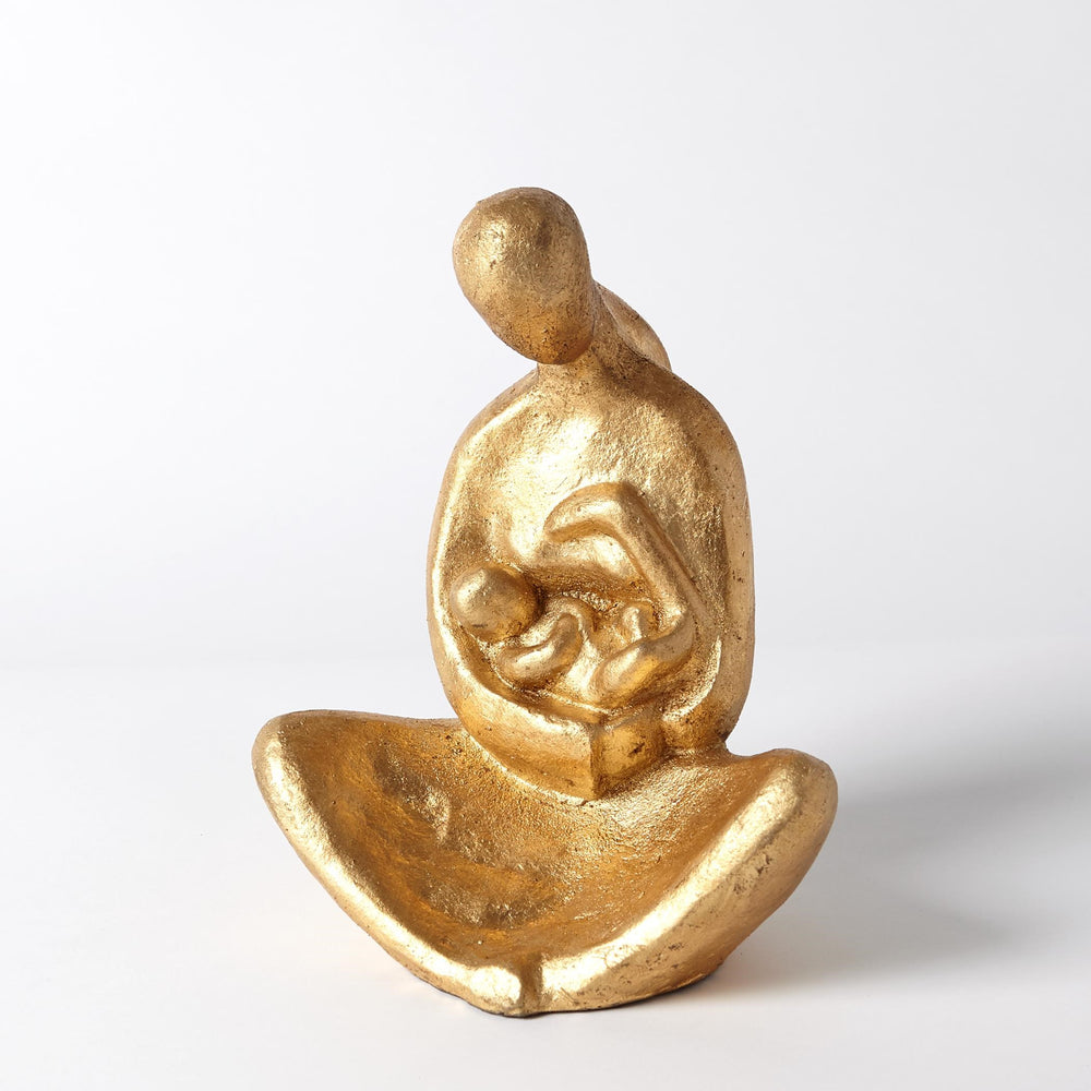 Mère assise avec sculpture pour nourrissons
