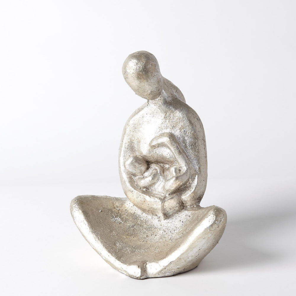 Mère assise avec sculpture pour nourrissons