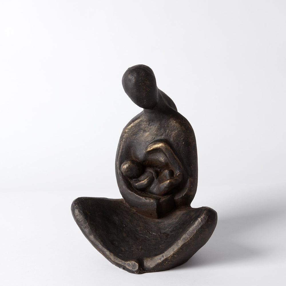 Mère assise avec sculpture pour nourrissons